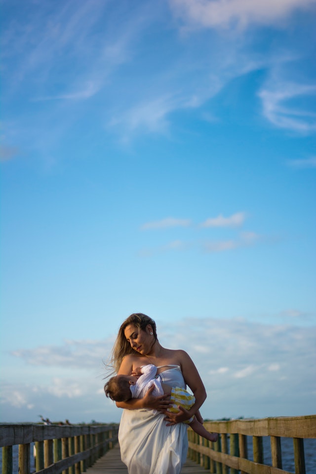 For Nursing Mothers: 6 Helpful Tips for Breastfeeding in Public