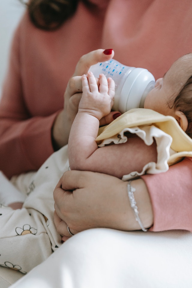 How to Bottle Feed Your Baby: Tips and Techniques